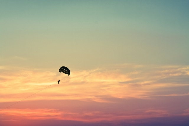 parasailing al tramonto